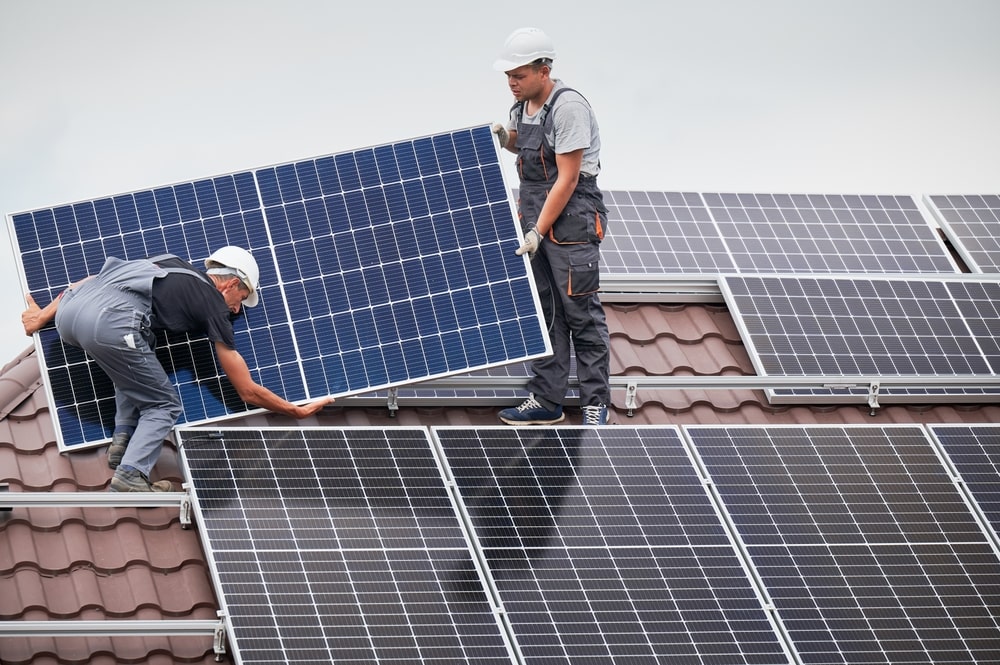 Les facteurs à considérer lors de l’installation de panneaux photovoltaïques sur une toiture plate